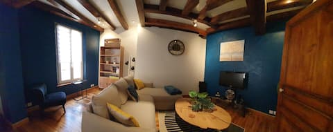 Atypical house with floors, center 3 people.