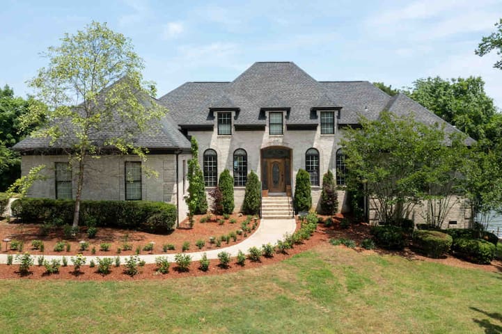 Mansion Luxury@Lakehouse Pool/Hot Tub for Big Fams gallery image 3