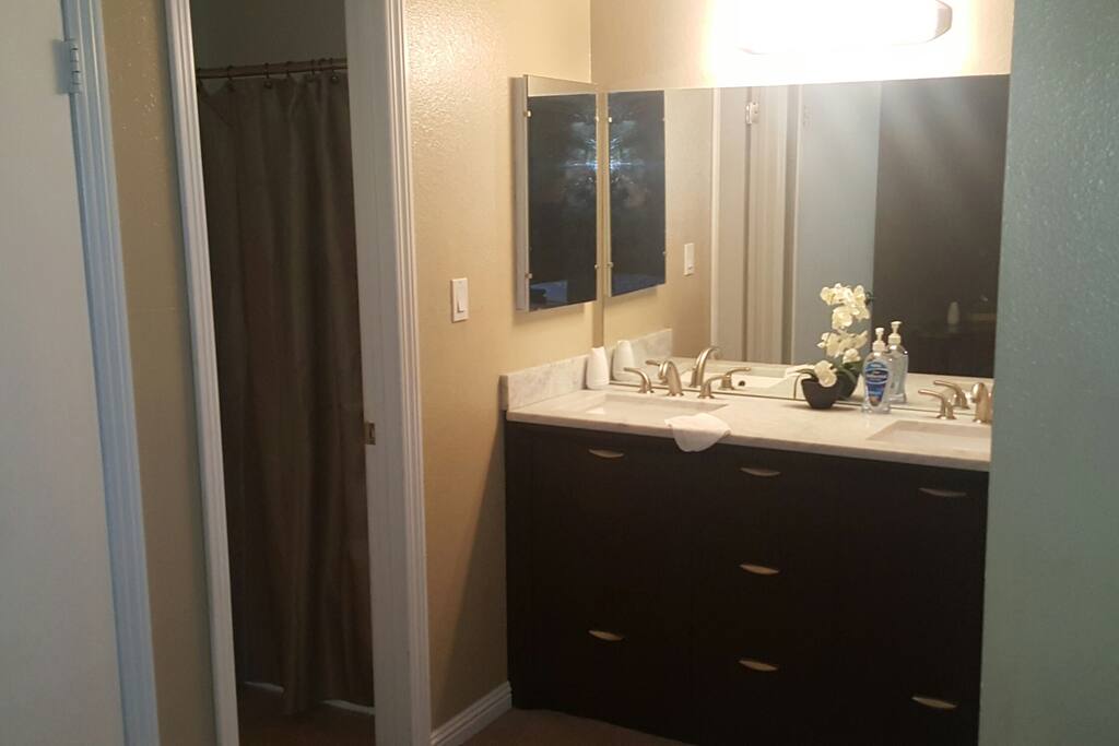 TWO SINKS IN THE ROOM WHERE THERE IS THE TWO QUEEN BEDS