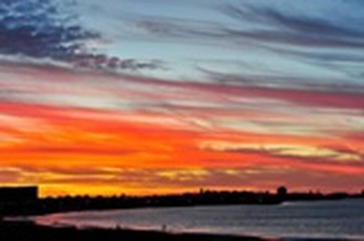 Town Beach Holiday Home/ 50 metres to Beach gallery image 3