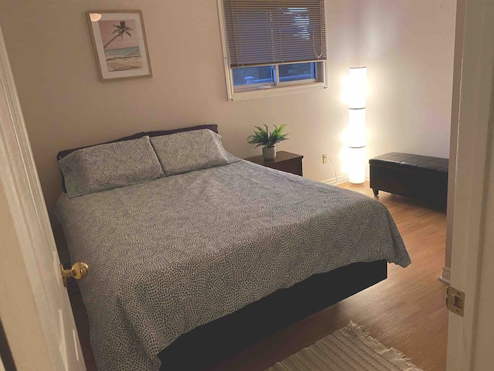 Cama tamaño queen en el segundo dormitorio en el piso principal.