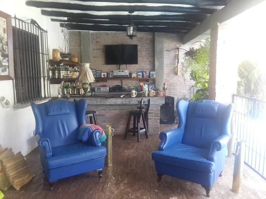 Bar con equipos multimedia