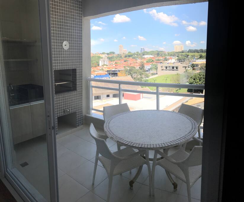Varanda com churrasqueira (balcony with barbecue area)