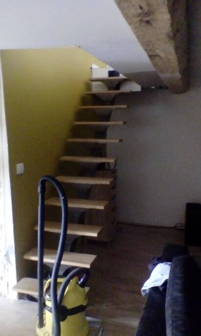Escalier menant a une chambre et une mezzanine