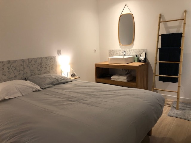 Chumba cha kulala na kitanda cha ukubwa wa queen, kabati kubwa la nguo na chumba cha kuogea