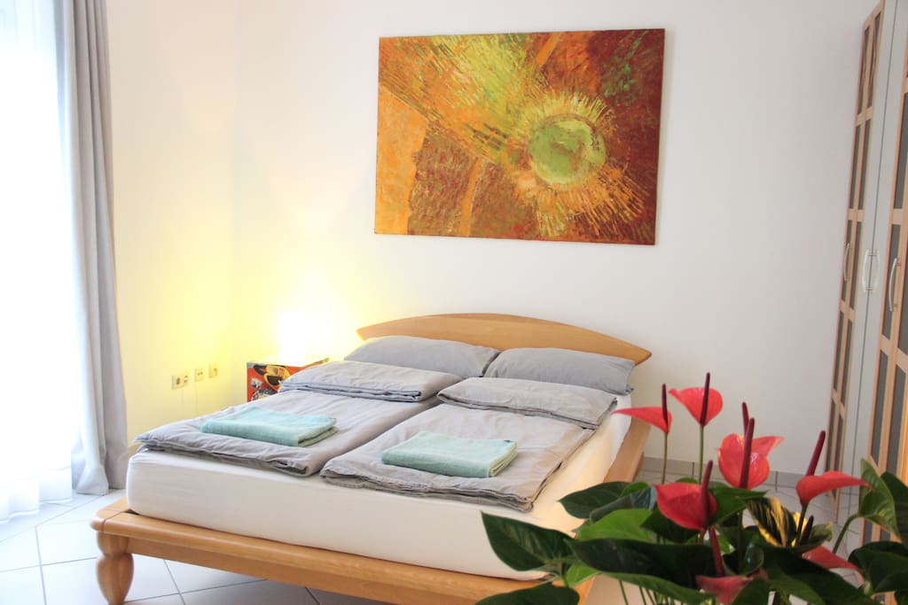 Gemütliches Bett mit einer hochwertigen Matratze für erholsamen Schlaf