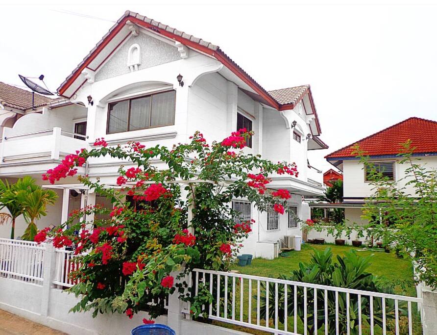 Villa Front Enjoy the big garden