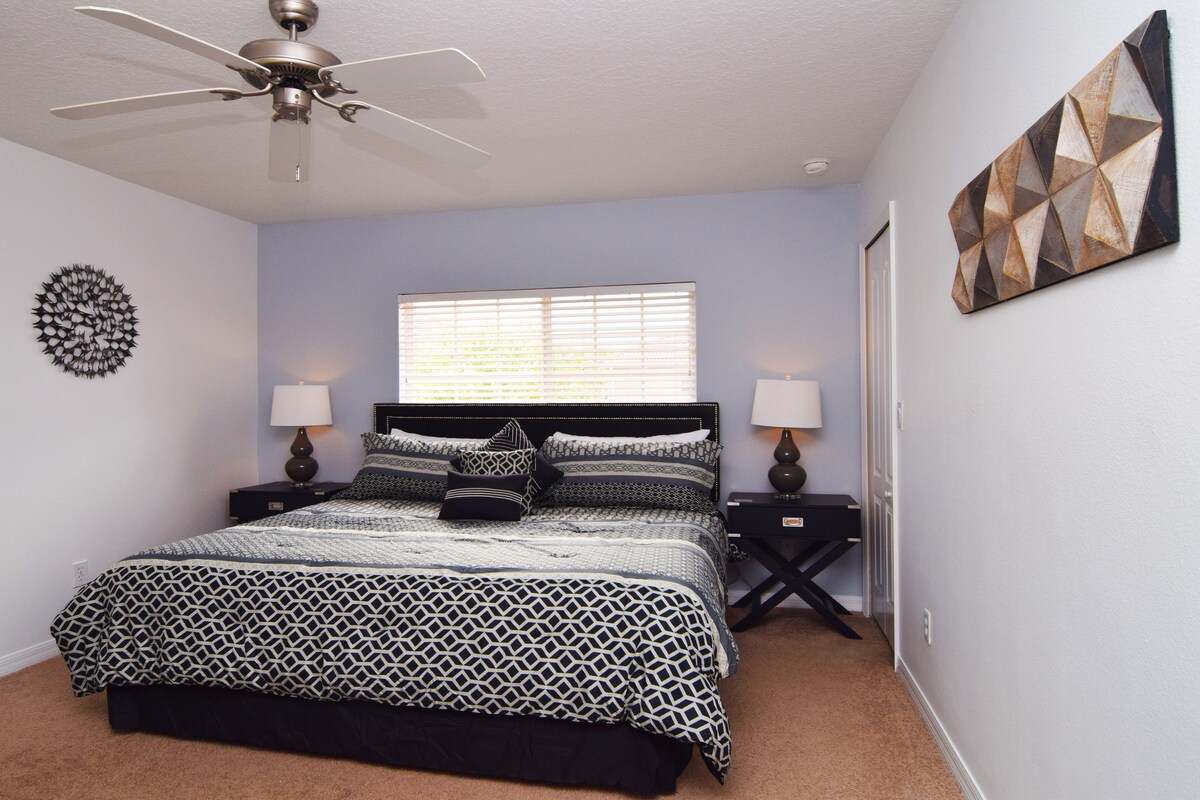 时尚宽敞的加大双人床卧室，配备宽敞的套内卫生间