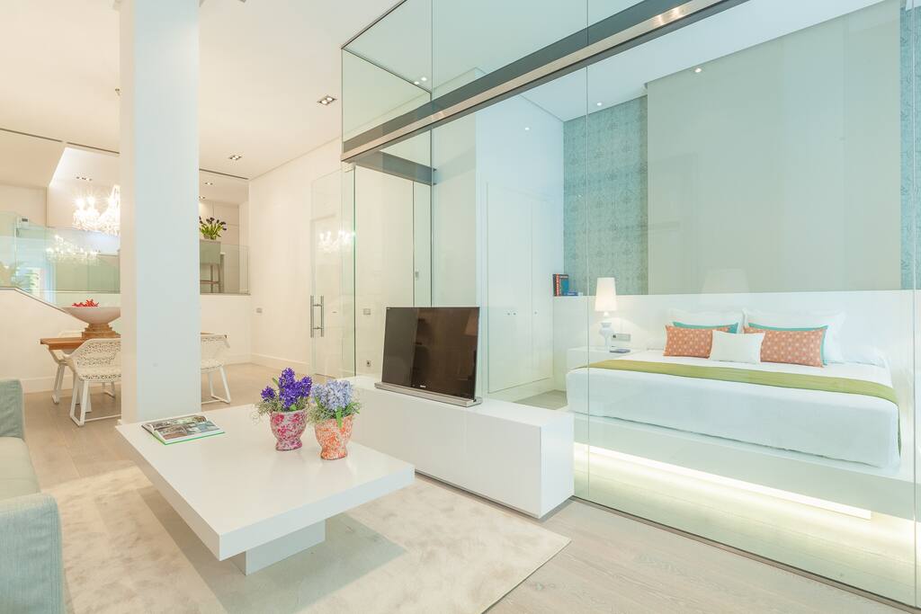 A large mirror situated above the sofa creates a feeling of more space and light.