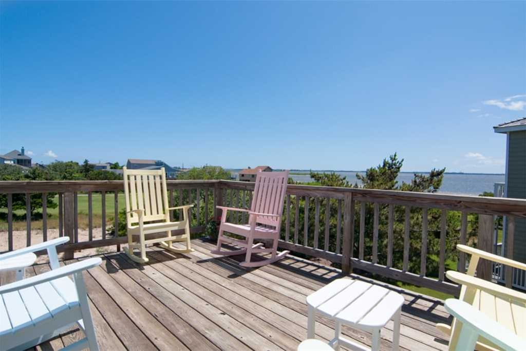 B18: Endless Summer Days | Top Level Sundeck