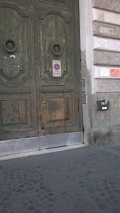 porta di ingresso al palazzo
