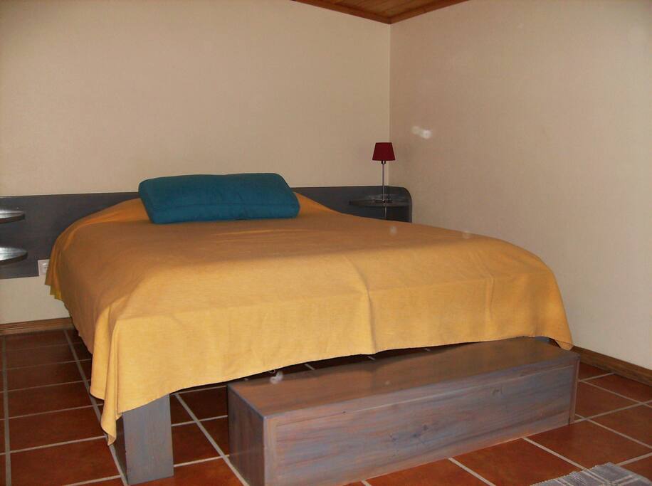 Quarto duplo (1 cama king e 1 de solteiro). Janela e porta para o exterior. Tv por cabo. Guarda fato. WC privativo. Serventia de cozinha (partilhada com outros hospedes). Restaurante (necessário fazer reserva antecipada) e parque de estacionamento a 2m, mercearia a 200m