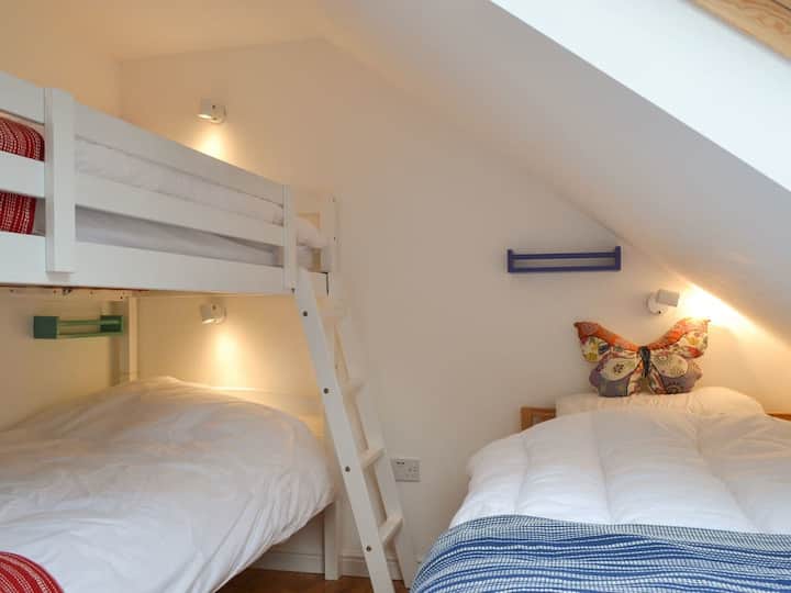 Dječja spavaća soba u potkrovlju, 2 x krevet na kat