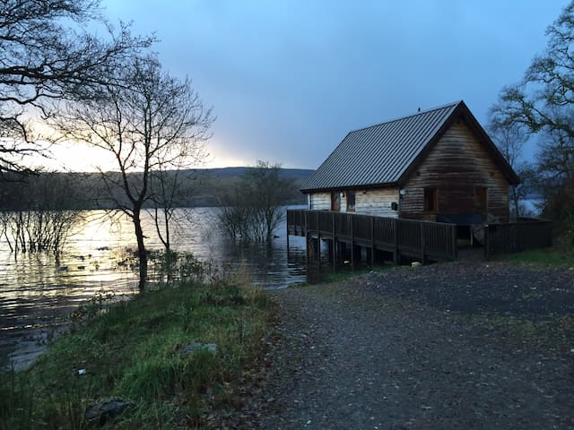 Lochside Log Cabin With Hot Tub Cabins For Rent In Dalavich