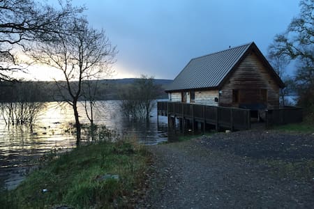 Lochside Log Cabin with Hot Tub