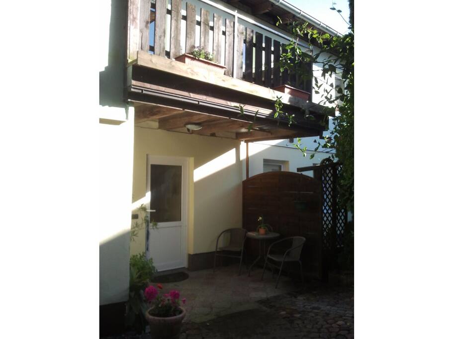 kleine Sitzecke vor dem Eingang