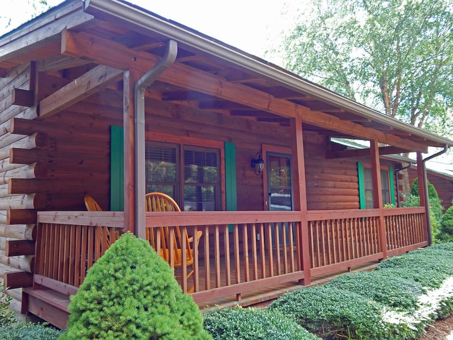 Log Cabin with both front and back Decks/Porches