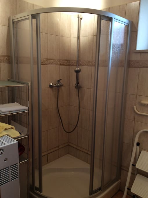 Eigenes kleines Bad mit Dusche, Toilette und Waschbecken.