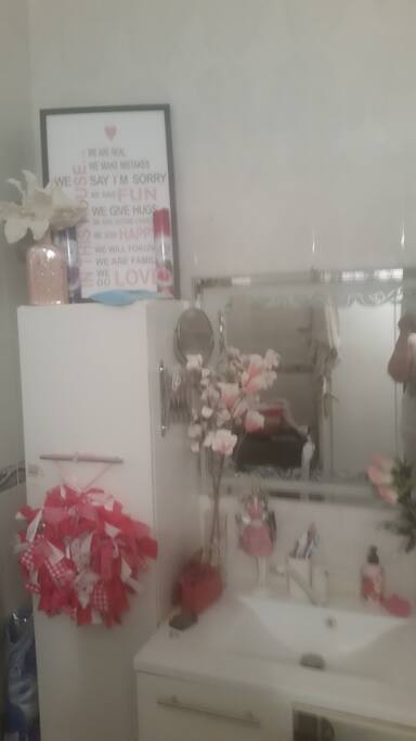 Mooie badkamer met ligbad en wasmachine