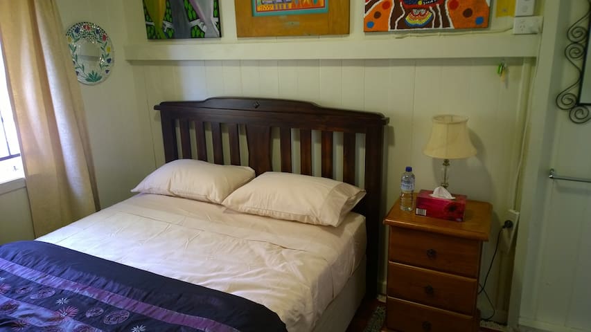 Enjoy the charm of a Rustic Room in Highgate Hill