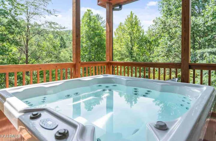 Private Pickleball/B-Ball Court! Hot Tub + Arcade - Cabins ...