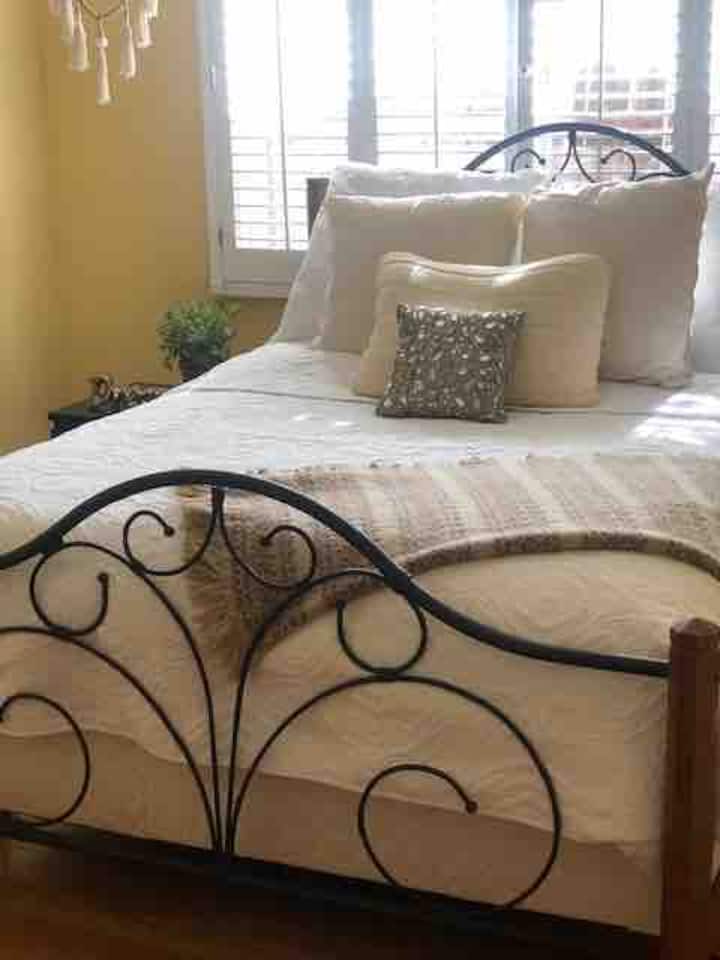 2nd bedroom/queen bed