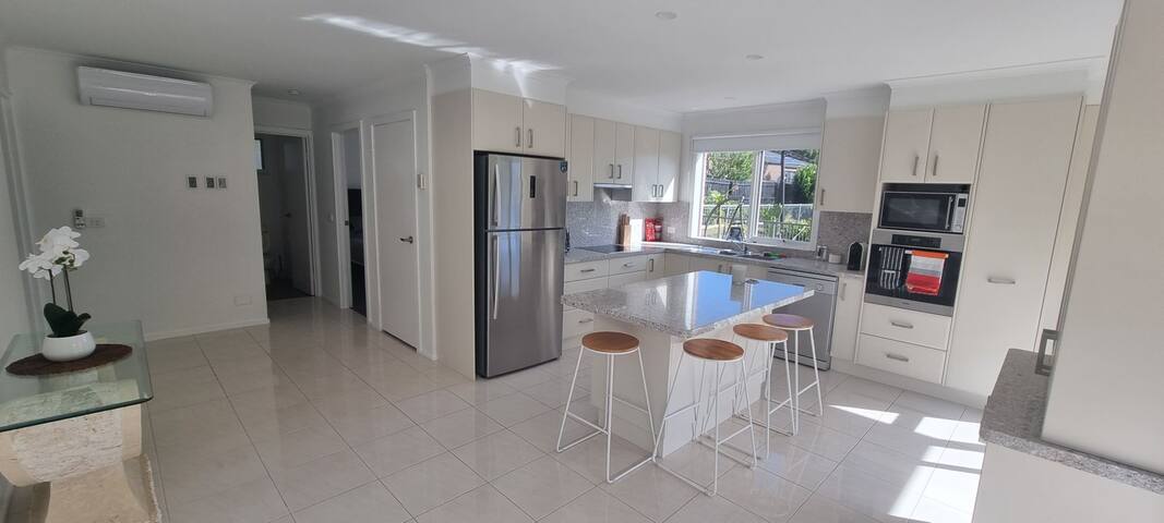 Beautiful 4 bedroom home with pool, spa, billiards gallery image 5