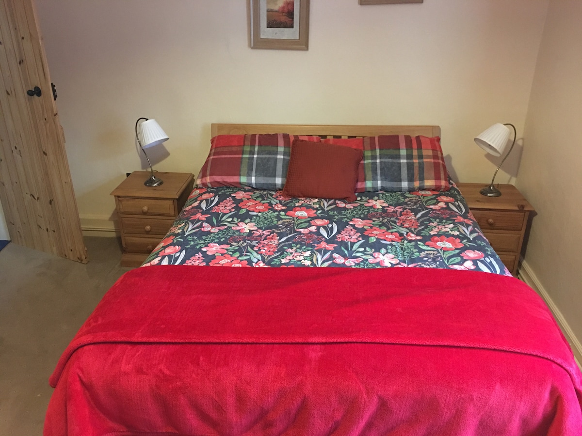 Krevat dopio "king" në dhomën kryesore të gjumit