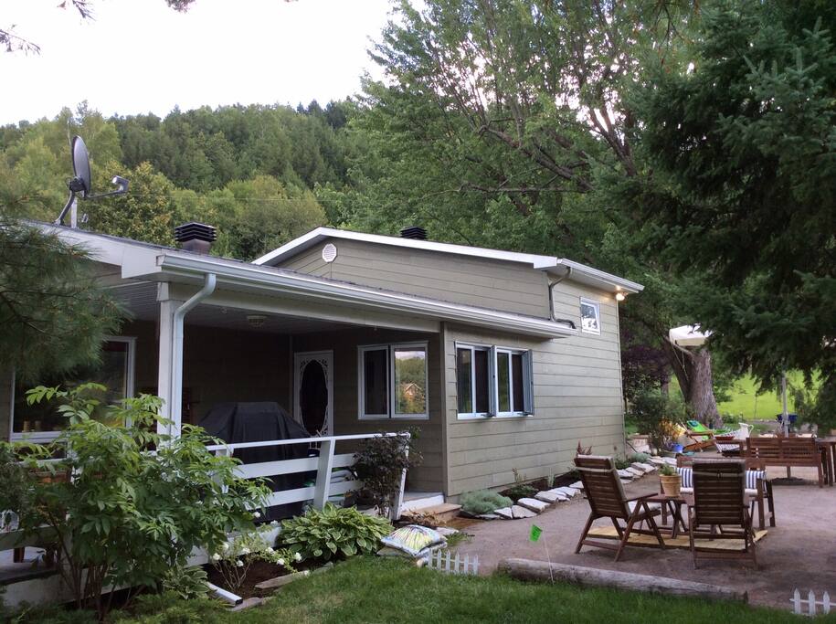 Front and side of cottage/ Devant et côté du chalet.
