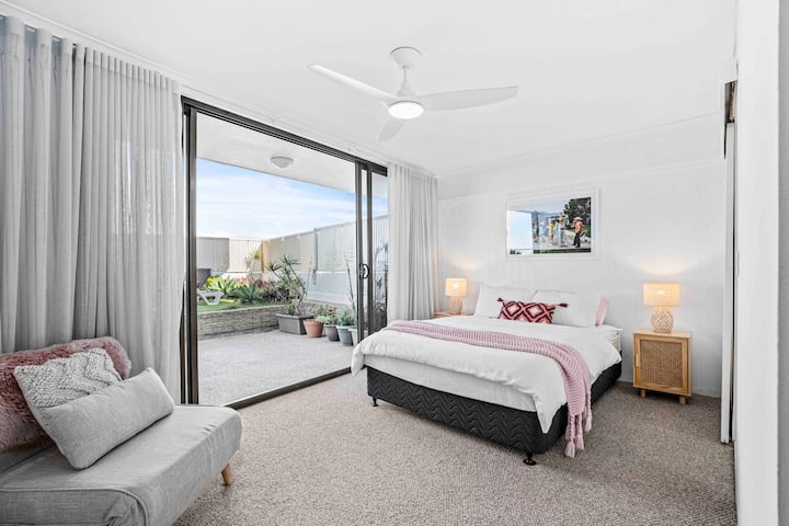 Dormitorio principal que se abre al patio.