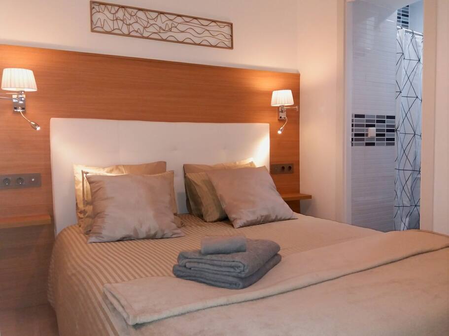 Dormitorio con amplio armario, baño completo y salida a terraza.
Bedroom with large wardrobe, bathroom and exit to terrace.
Chambre avec grand placard, salle de bain et sortie sur terrasse.