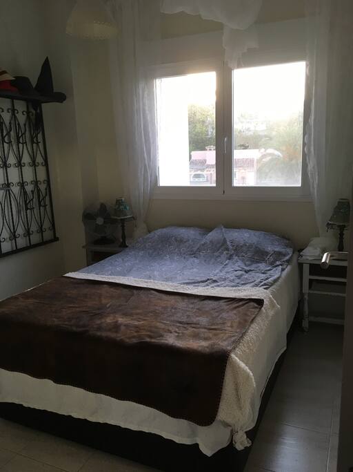 Säng, 140 i lilla sovrummet.