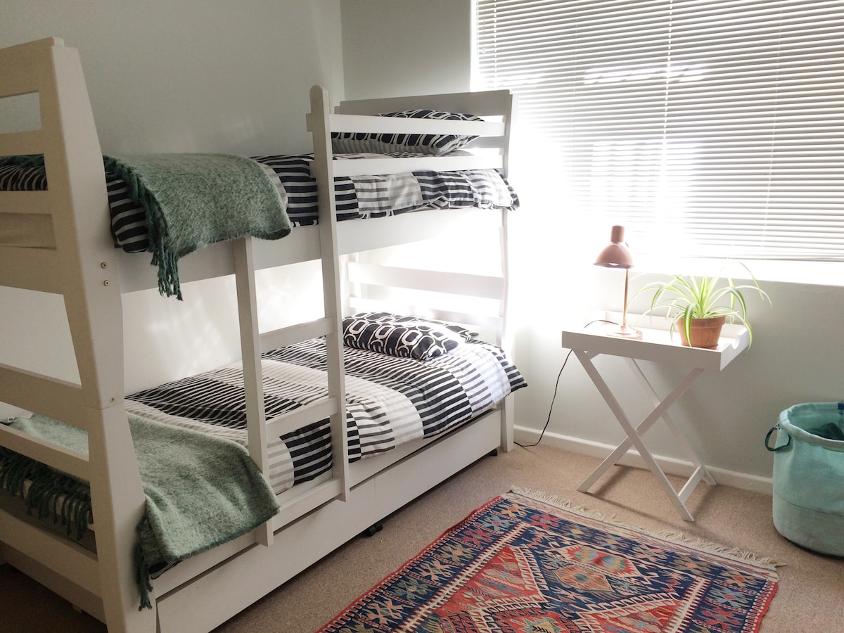 Vitanda vya chumba cha kulala cha 3 vinaweza kushushwa ili kutengeneza single 2