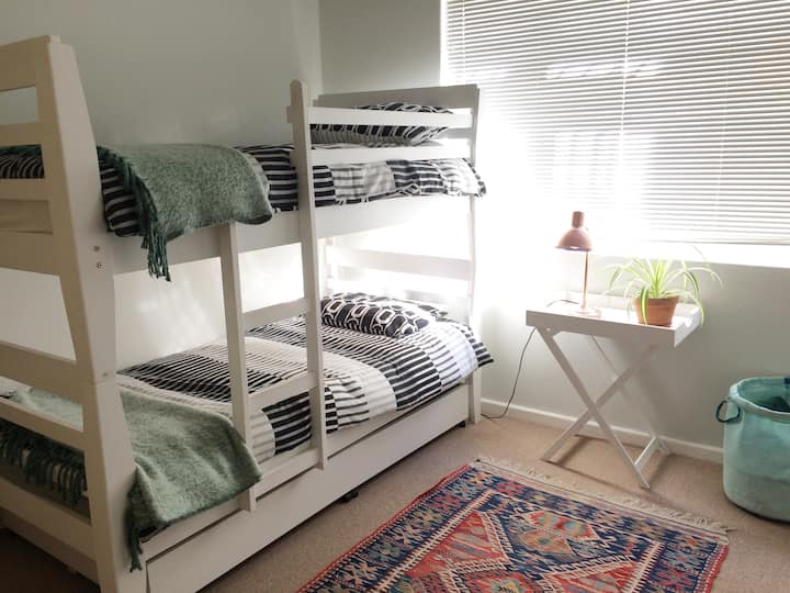 ניתן להוריד מיטות בחדר השינה השלישי כדי ליצור 2 מיטות יחיד