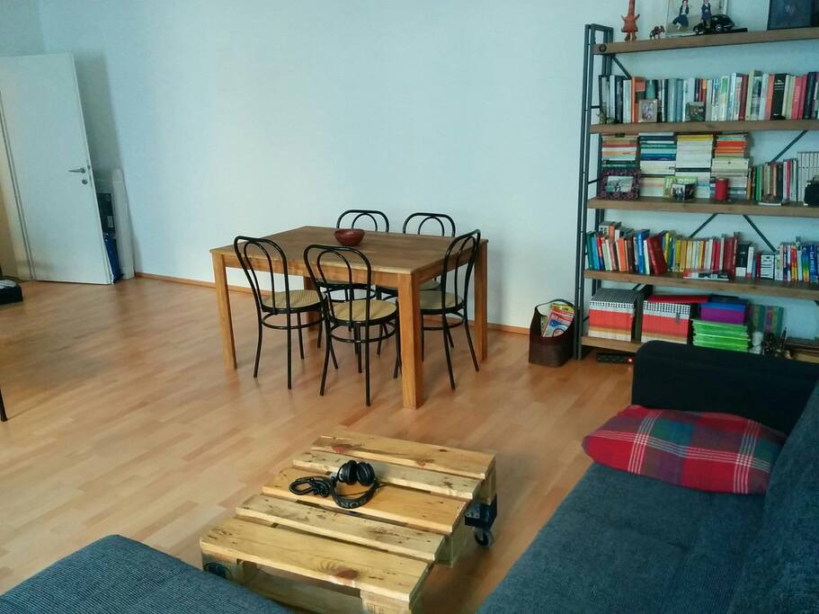 The living room. The size of the dining table can be increased and 6-8 people can sit there