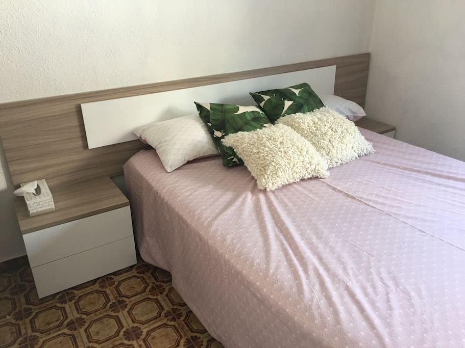Main bedroom with queen high quality viscolatex mattress and pillows for perfect comfort :)