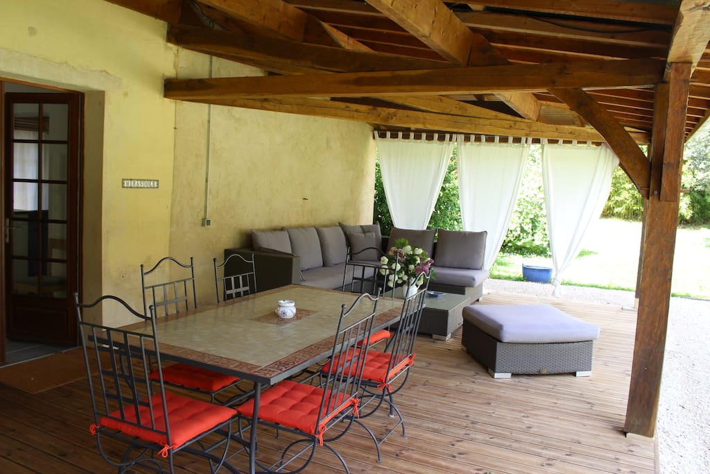 La terrasse couverte avec sa plancha familiale