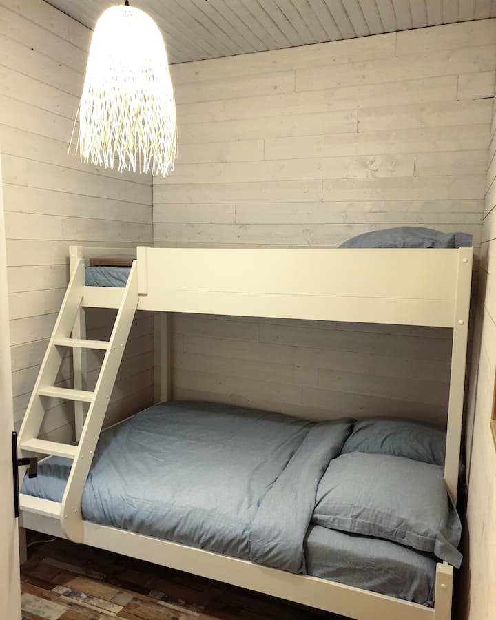 Malá spálňa s manželskou posteľou a poschodovou posteľou 