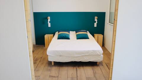 Giens, T2 rénové vue mer, balcon, clim et parking