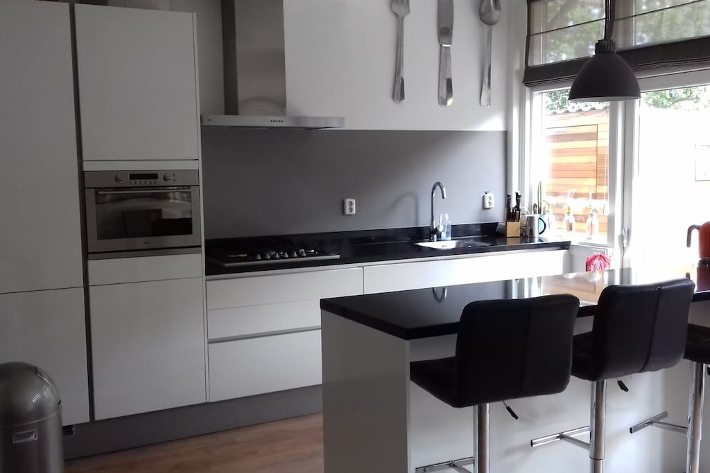 Keuken is voorzien van servies, combimagnetron, koelkast met vriezer, vaatwasser, koffiezetapparaat en waterkoker