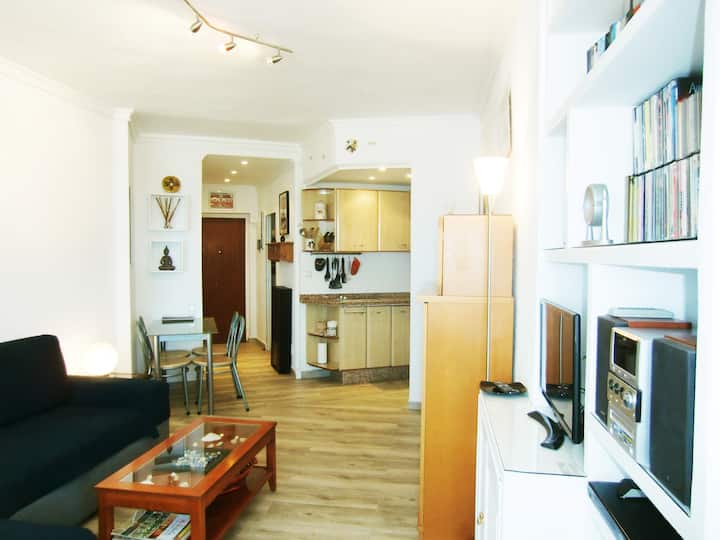 ห้องนั่งเล่นพร้อมห้องครัวอเมริกัน