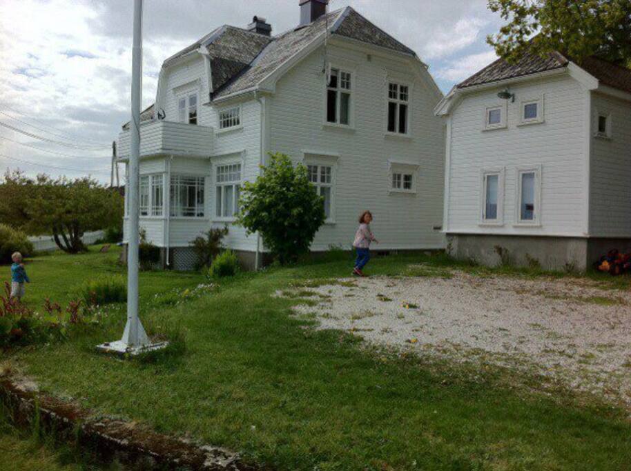 Hus og anneks med stor have