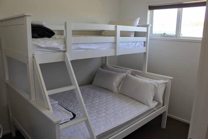 Dormitorio con litera triple
