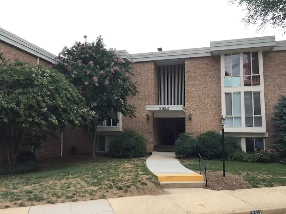 This a homey condo is the perfect home base for exploring DC, or even just enjoying lovely Alexandria!