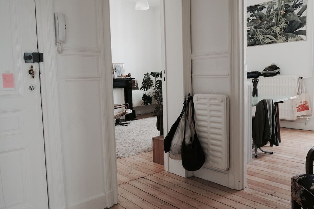 vue du hall d'entrée sur le salon