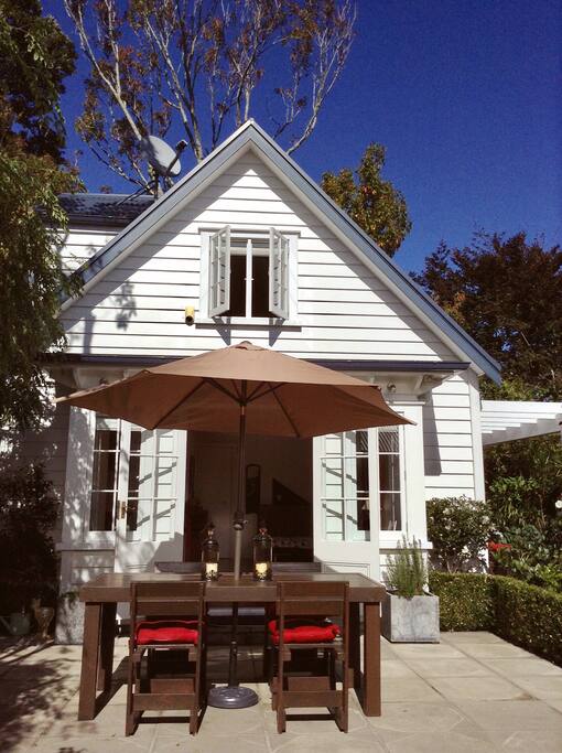 Front door of the cottage. 前院