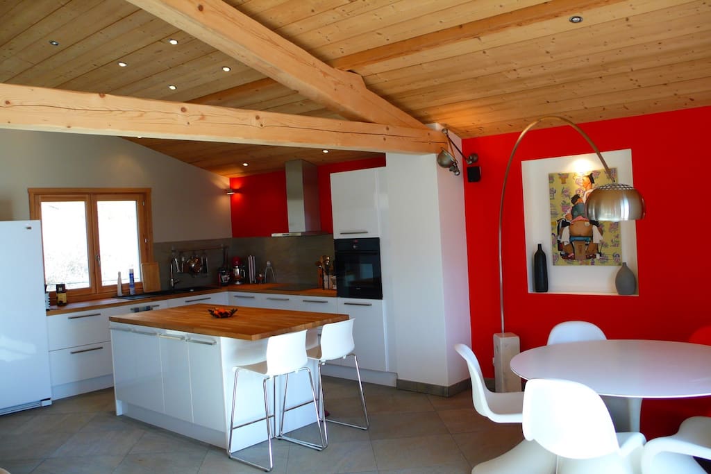 cuisine spacieuse, table et chaises design