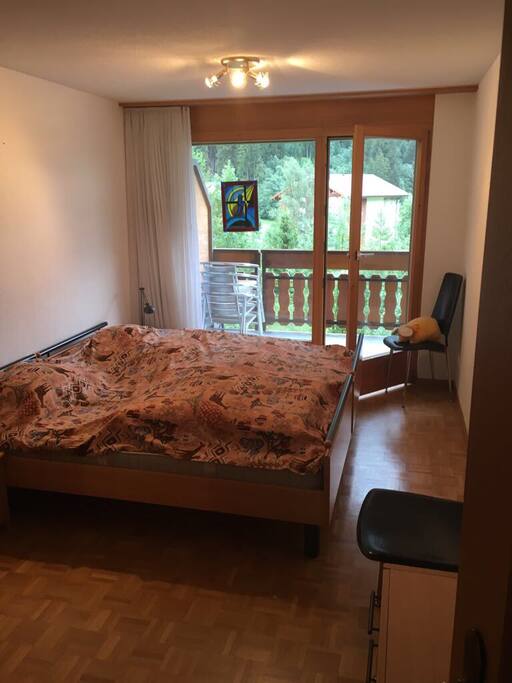 Master Bedroom with Twin/Double Bed (can be split into 2 single)
/ Schlafzimmer mit Twin-Doppelbett (kann zu 2 Einzelbetten getrennt werden)
