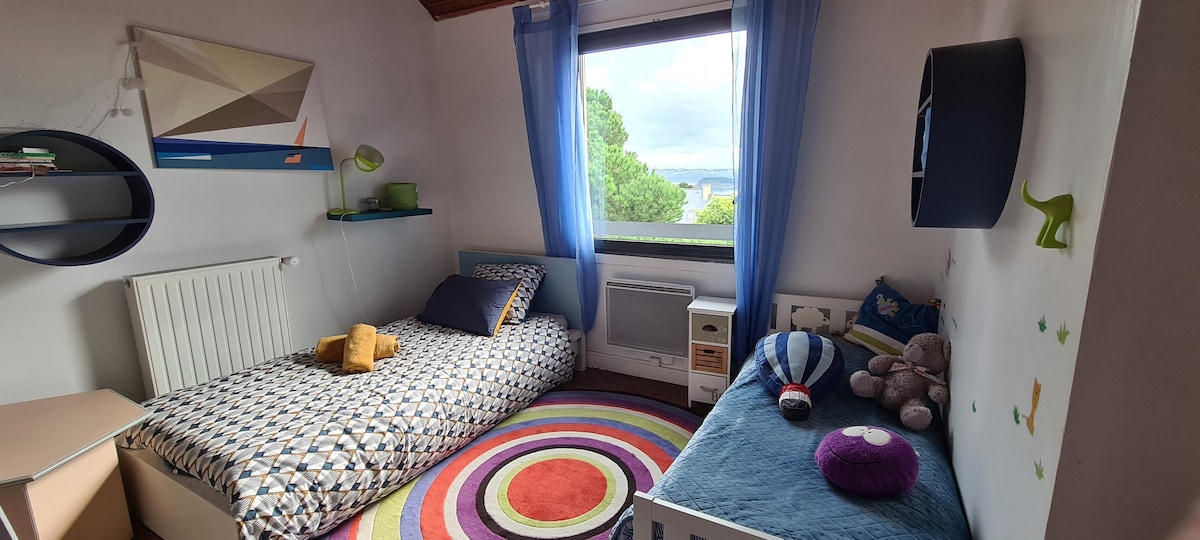 La chambre n°4 de l'étage, se compose de 2 lits simples et un lit superposé accueillant 2 lits simples. Cette chambre accueille donc 4 couchages.