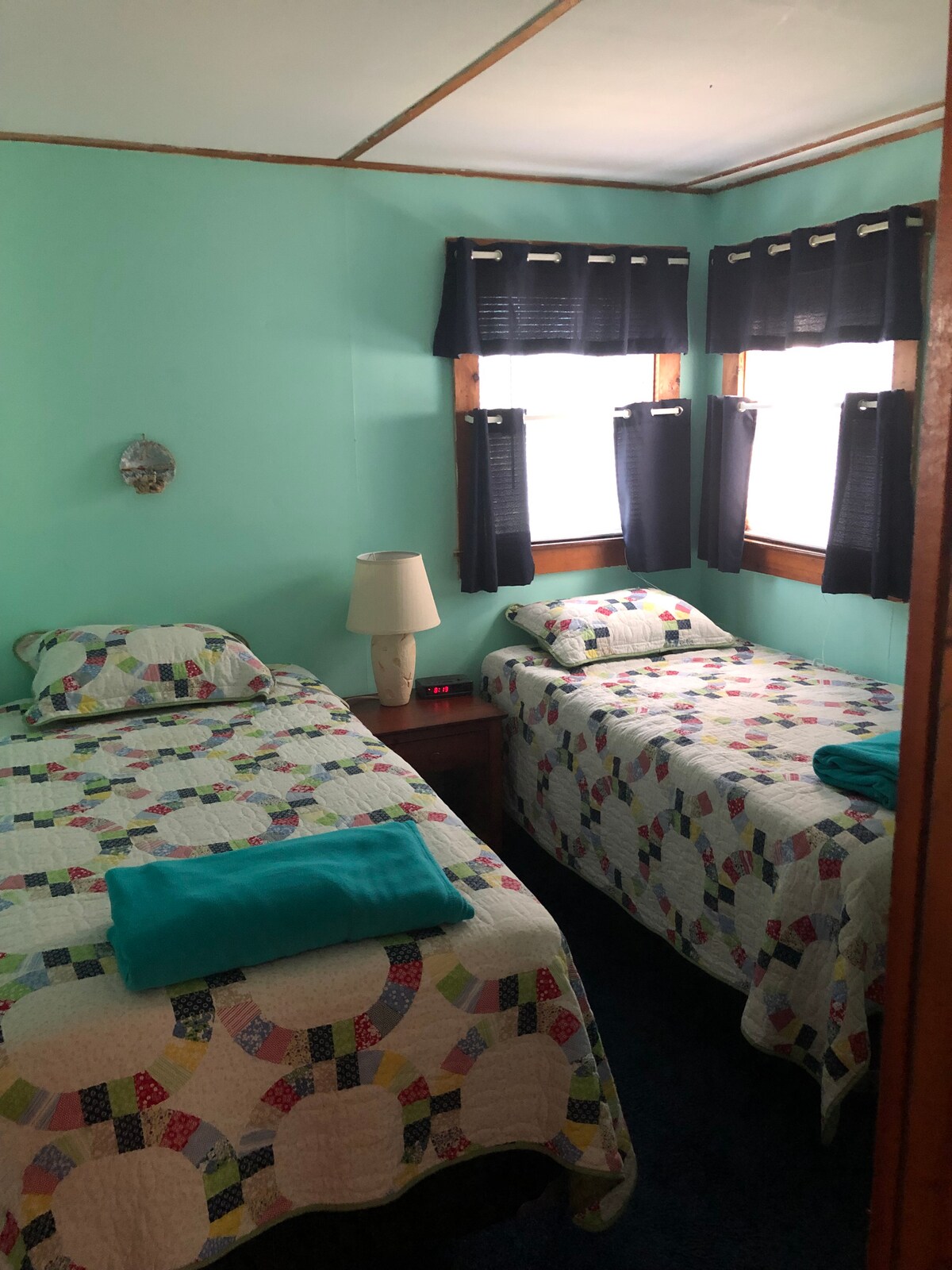 Dormitorio trasero con dos camas individuales 